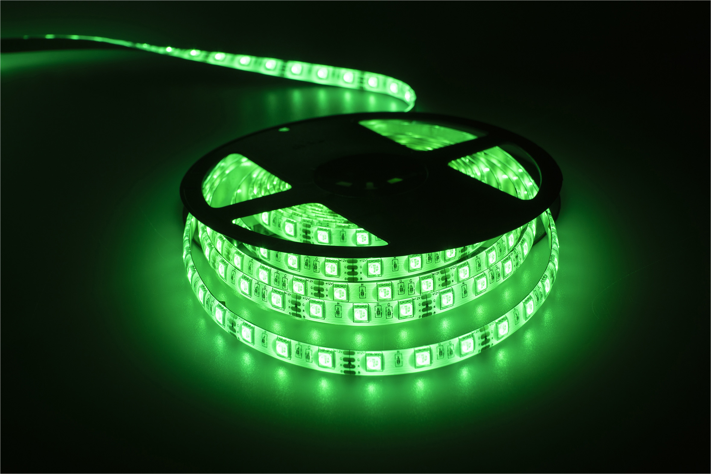 Eagle 12V IP65 RGB Colour Changing LED Tape Kit With Remote Control 5M Length - Image 2